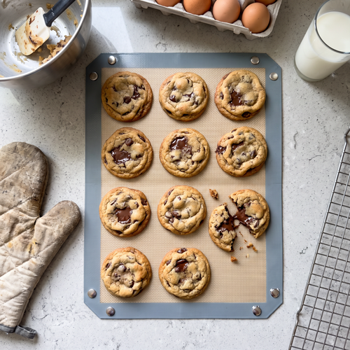 Pinch Pan flat as a baking mat with chocolate chip cookies
